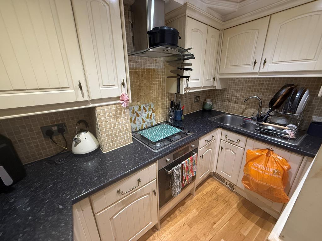 Lot: 83 - LOWER GROUND FLOOR FLAT FOR INVESTMENT - Kitchen